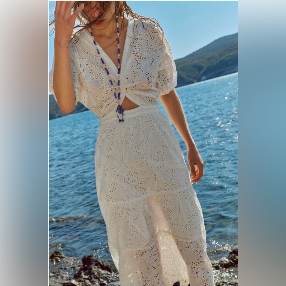 ZARA PERFORATED KNOTTED EMBROIDERED DRESS
WHITE 0/3256/695/250/02. Size Small.